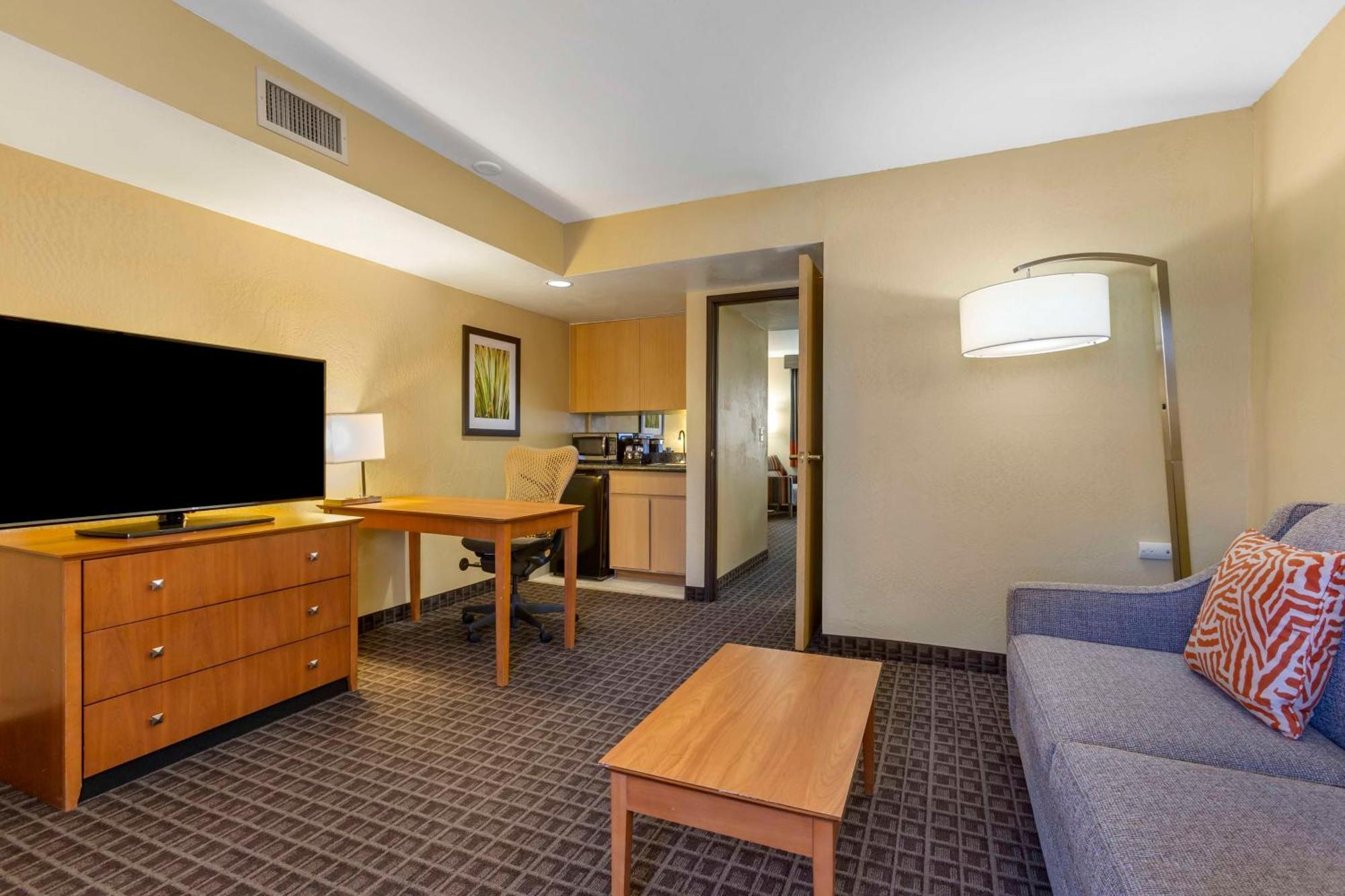 Best Western Plus Scottsdale Thunderbird Suites Exterior photo