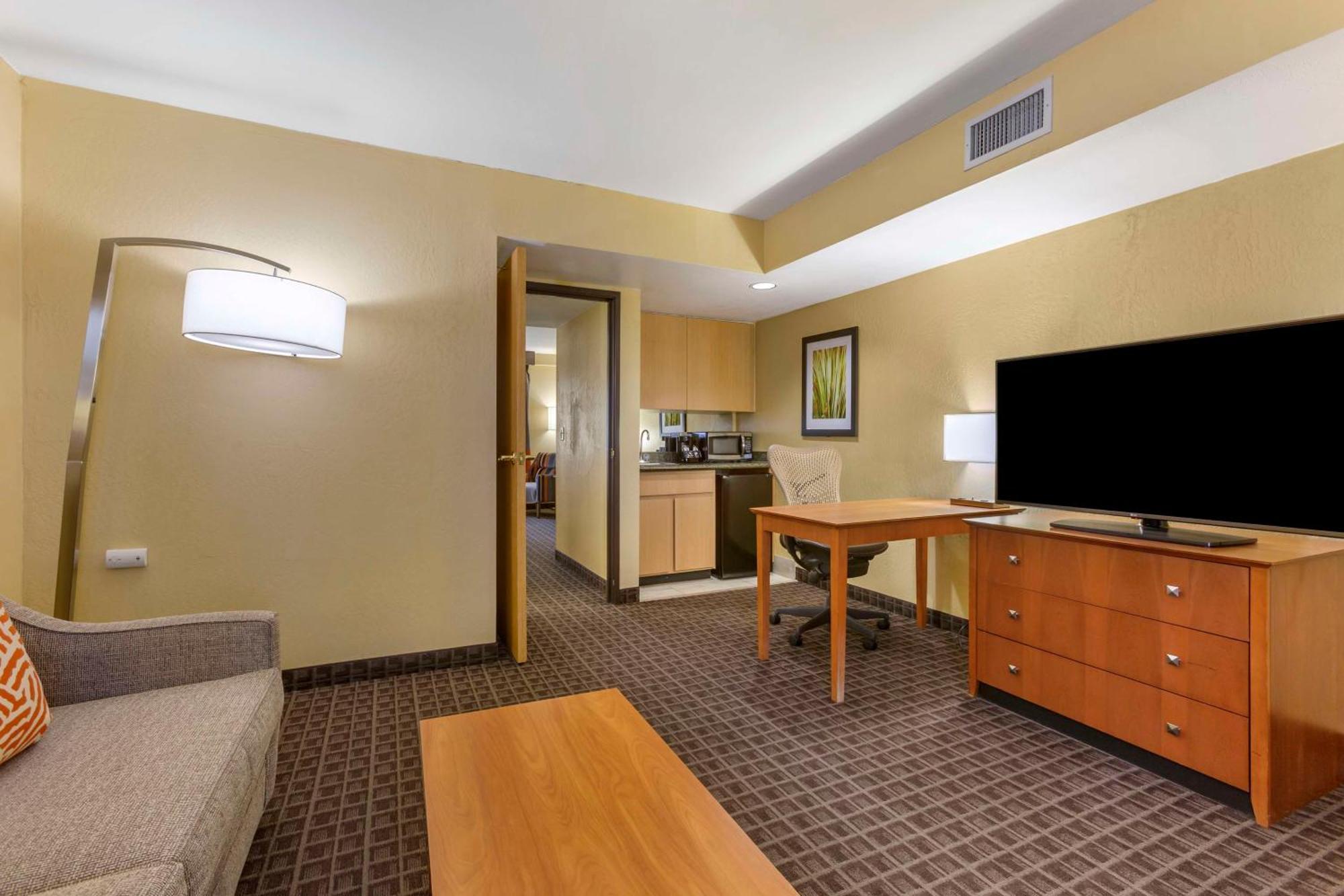 Best Western Plus Scottsdale Thunderbird Suites Exterior photo