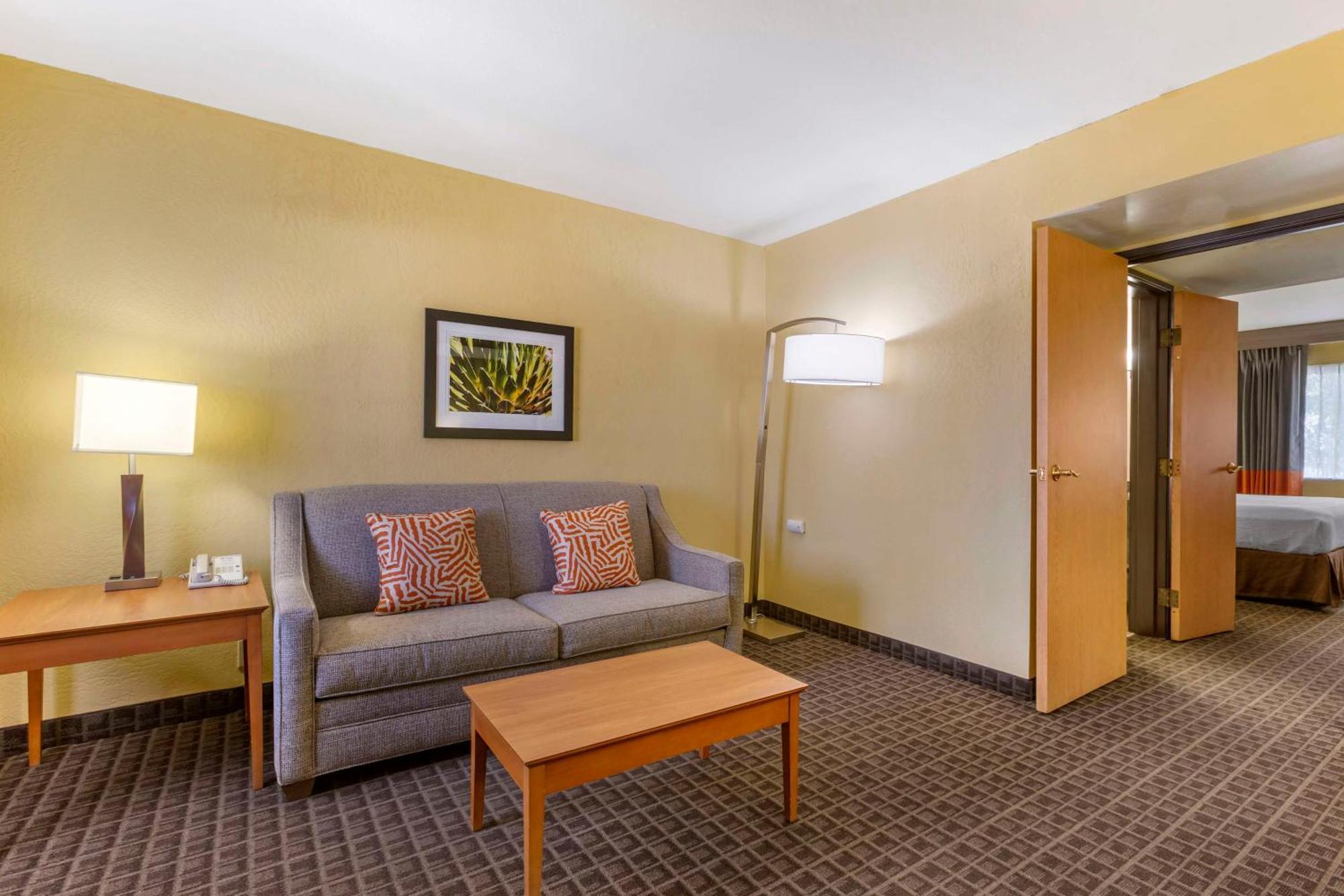 Best Western Plus Scottsdale Thunderbird Suites Exterior photo